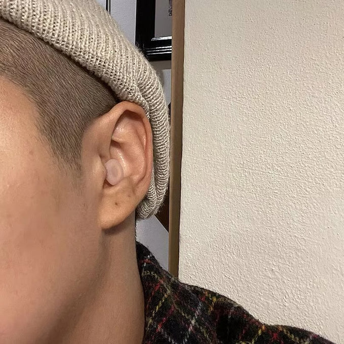 Person wearing Loop Dream lilac earplugs